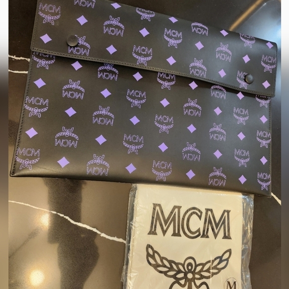 AUTHENTIC MCM POUCH - Picture 7 of 8